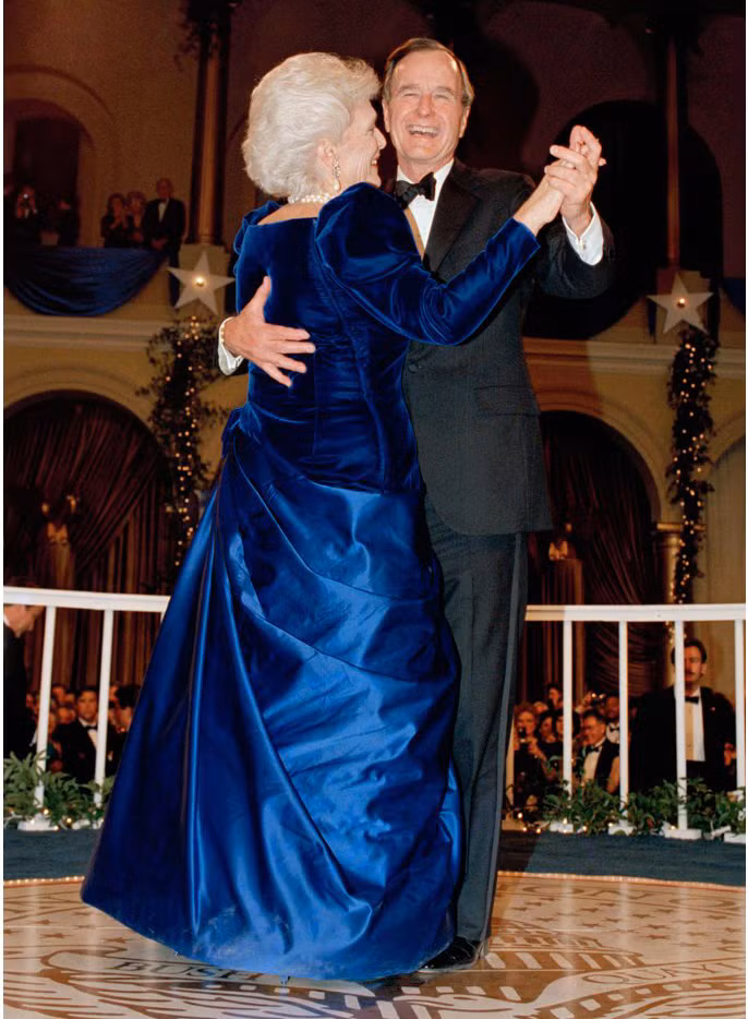Đệ nhất phu nhân Barbara Bush đã mặc chiếc váy do Arnold Scaasi thiết kế trong buổi tiệc mừng nhậm chức của chồng, cựu Tổng thống George H. W. Bush, năm 1989.