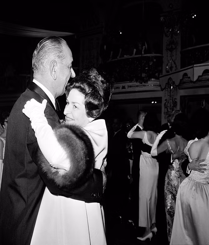 Cựu Đệ nhất phu nhân Mỹ Bird Johnson khiêu vũ cùng chồng, cựu Tổng thống Lyndon B. Johnson, tại buổi tiệc mừng năm 1965.