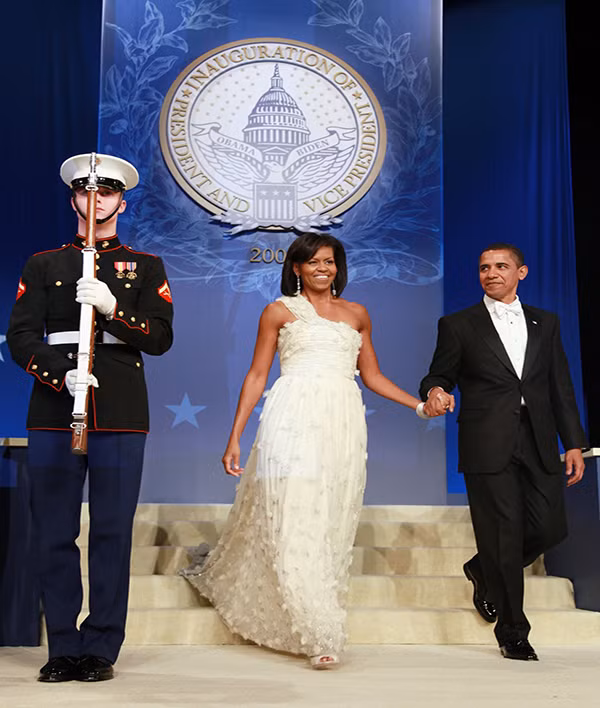  Đệ nhất phu nhân Mỹ Michelle Obama đã diện chiếc váy lụa voan trắng này trong buổi tiệc mừng nhậm chức của Tổng thống Barack Obama năm 2009. Chiếc váy do Jason Wu thiết kế.