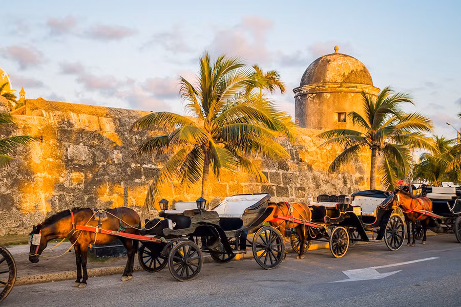 Cartagena là một thành phố xinh đẹp và lãng mạn của Colombia. Du khách đến đây sẽ bắt gặp những chiếc xe ngựa đỗ dọc các con phố cổ.