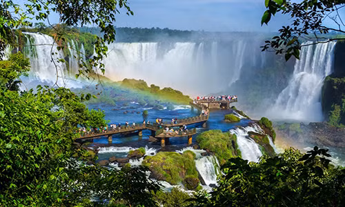Theo James Asquith, thác nước Iguazu nằm ở biên giới hai nước Brazil và Argentina là một trong 4 thác nước kỳ vĩ nhất thế giới.
