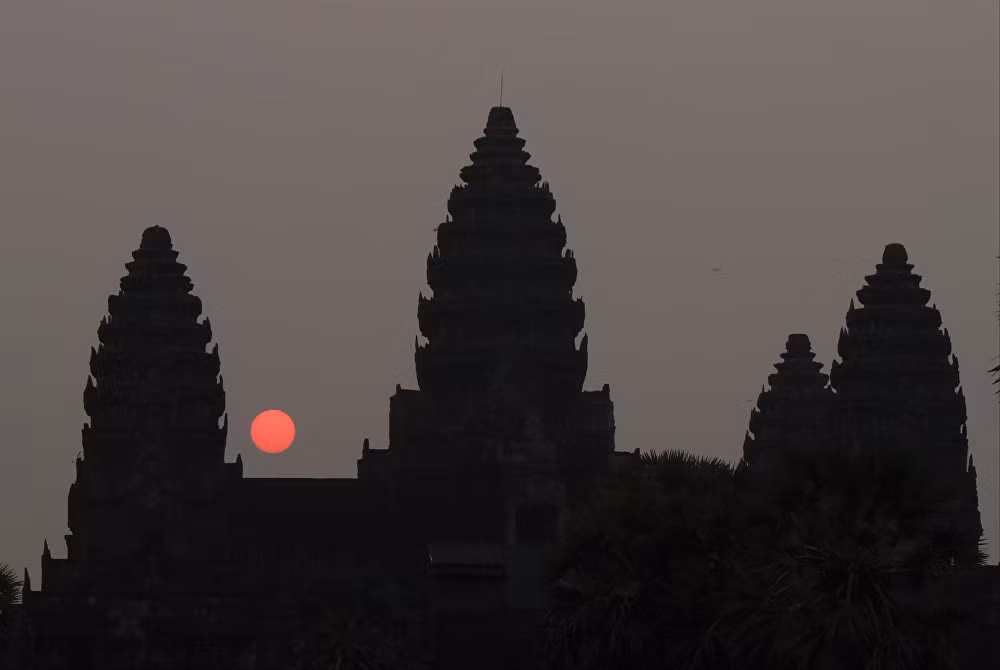 Mặt trời mọc phía sau đền Angkor Wat.