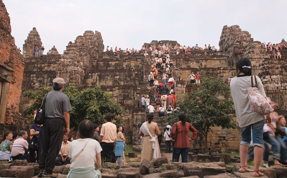 Đông đảo khách du lịch đứng trên bậc của ngôi đền Phnom Bakheng để ngắm mặt trời lặn hôm 22/11/2007.