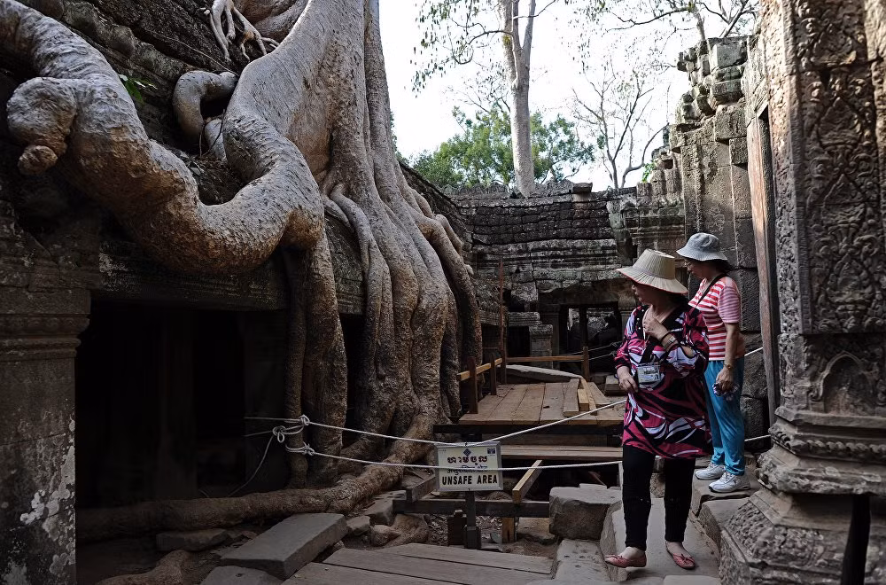 Du khách thăm ngôi đền Ta Phrom, một phần trong quần thể Angkor, ngày 2/4/2014.
