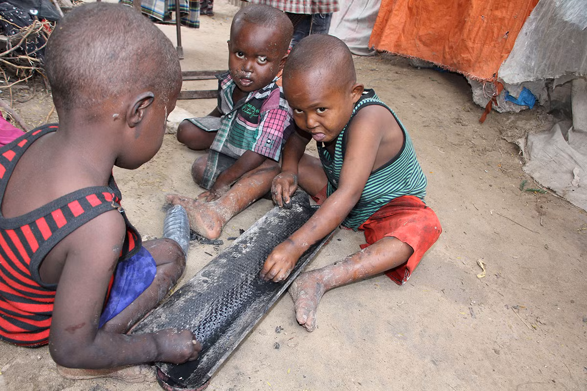 Các em nhỏ chơi bên ngoài khu trại tạm bợ ở Mogadishu, Somalia, ngày 20/9.