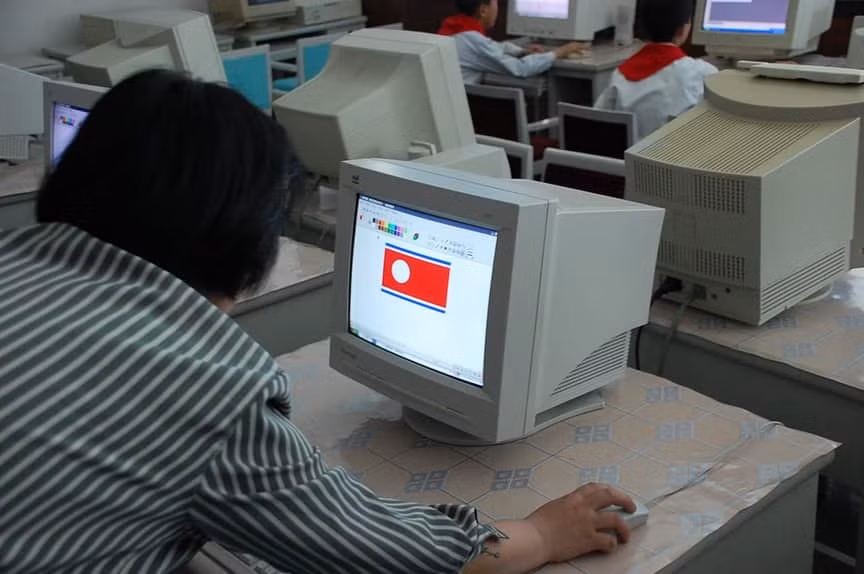 Tại Triều Tiên, chính phủ nắm quyền kiểm soát mọi thứ. Triều Tiên có một mạng internet riêng và người dân chỉ có thể xem khoảng 30 trang web. Ảnh: Richest.