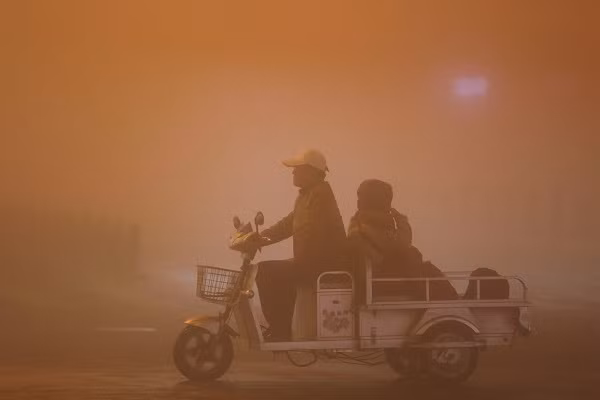 Sương mù dày đặc hạn chế tầm nhìn của người đi đường ở Liên Vân Cảng, tỉnh Giang Tô. (Nguồn ảnh: Business Insider)