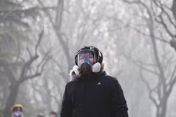 Người đàn ông này đeo hẳn mặt nạ phòng độc ở thủ đô Bắc Kinh.