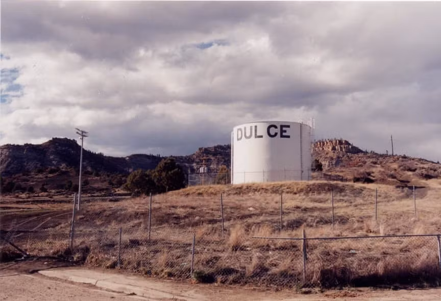 Nhiều người suy đoán rằng một cơ sở mới đã được xây dựng ở Dulce, bang New Mexico (Mỹ). Đây là một trong những địa điểm được canh phòng nghiêm ngặt nhất hành tinh, hơn cả Khu vực 51. Phải chăng, sự tồn tại của Khu 51 chỉ để “đánh lừa” sự chú ý của mọi người?