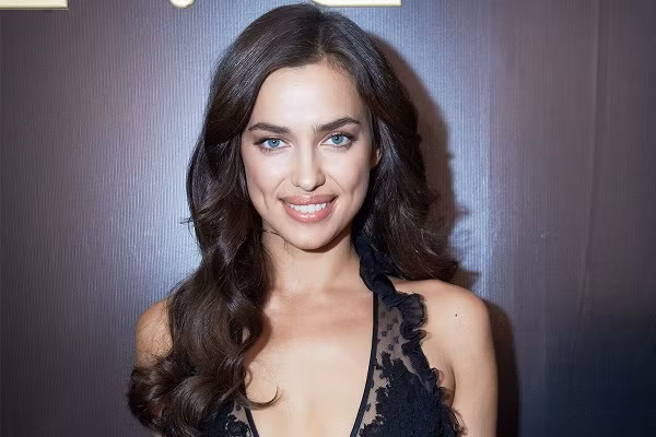 Với đôi mắt xanh và làn da nâu quyến rũ, người mẫu Irina Shayk được bình chọn là một trong những phụ nữ xinh đẹp nhất nước Nga. Ảnh: Getty Images.