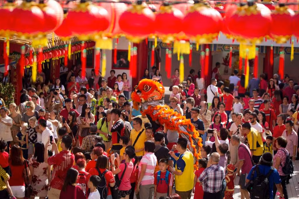 Màn biểu diễn múa sư tử tại một ngôi chùa ở Kuala Lumpur hôm 28/1 (tức Mùng 1 Tết Âm lịch) thu hút đông đảo người xem.