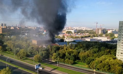 Khói bốc lên trong một vụ hỏa hoạn ở thủ đô Moscow, Nga. Ảnh: Sott.net.