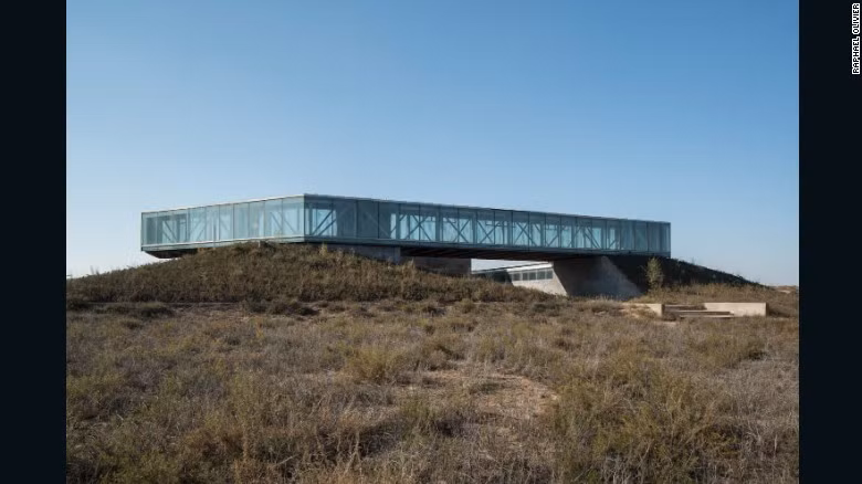 Ordos, một vùng đất giàu có ở Nội Mông, được biết đến là thành phố “ma” lớn nhất Trung Quốc. Hồi đầu những năm 2000, chính quyền thành phố đưa ra kế hoạch tái thiết thành phố Kangbashi. Ảnh: CNN.