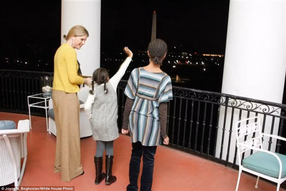 Trong một bức ảnh khác, hai con gái của Tổng thống Mỹ sắp mãn nhiệm Obama thích thú khi ngắm nhìn phong cảnh từ ban công của Nhà Trắng.