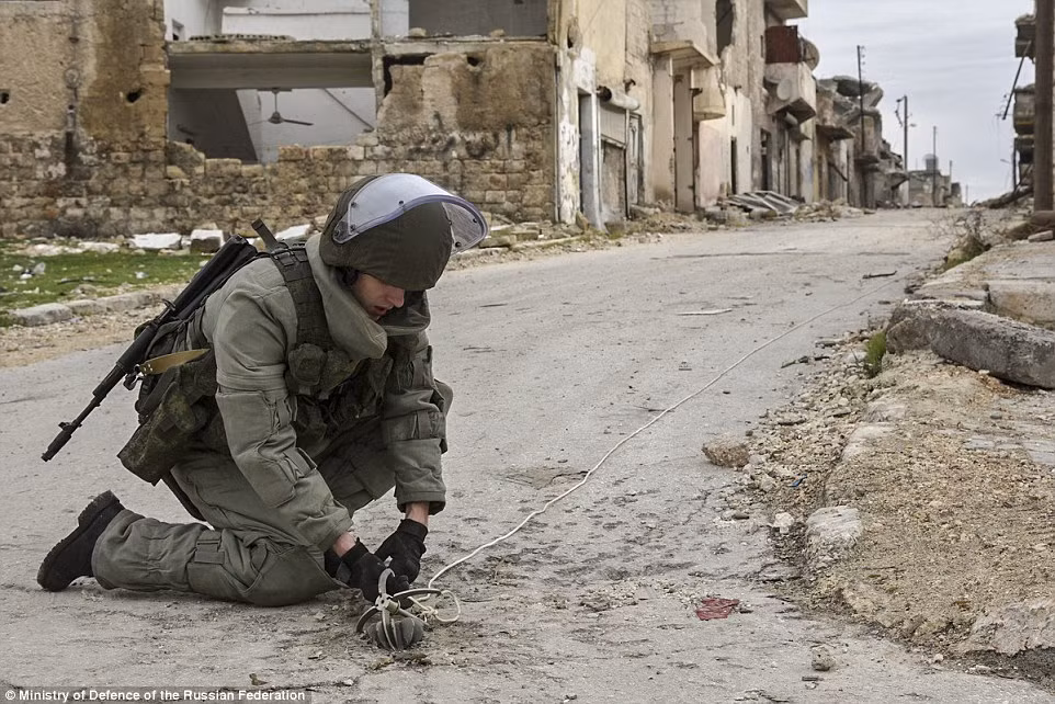 Binh sĩ vũ trang hạng nặng Nga làm nhiệm vụ trên đường phố Aleppo.