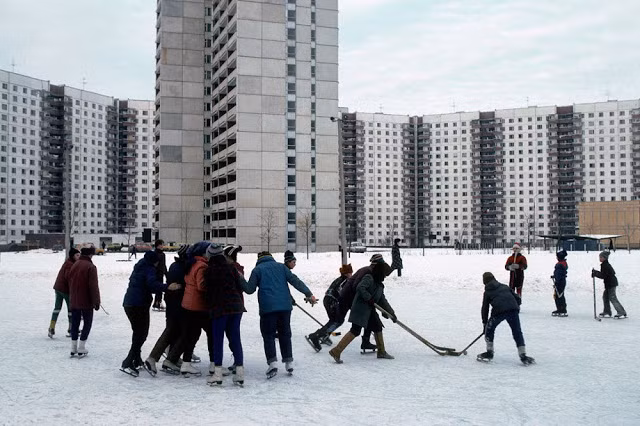Mọi người chơi khúc côn cầu ở Moscow năm 1984.
