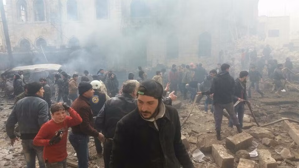 Đông đảo người dân Syria tập trung tại hiện trường sau vụ đánh bom ở Azaz.