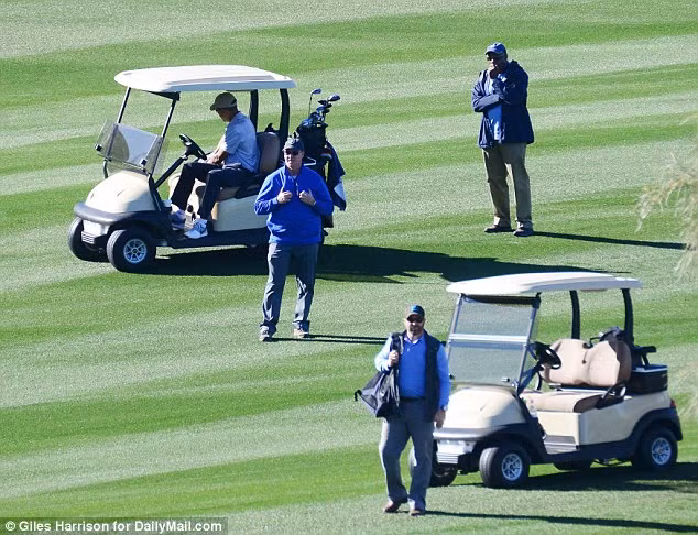 Các nhân viên mật vụ Mỹ cũng có mặt trên sân golf để đảm bảo sự an toàn cho cựu Tổng thống Obama.