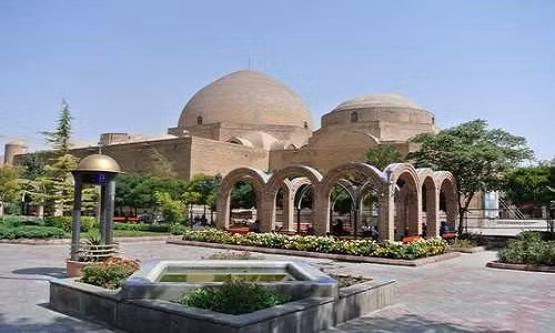 Được biết đến là “Thành phố của lòng trắc ẩn”, Tabriz là một trong những thành phố lịch sử và quan trọng nhất Iran. Nơi đây có nhiều di tích lịch sử như Nhà thờ Hồi giáo Xanh Tabriz hay các phế tích của trường Đại học Rab-e-Rashidi.