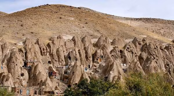 Kandovan là một làng du lịch nổi tiếng ở Iran. Nơi đây có những ngôi nhà kiểu hang động với hình thù như những tổ mối khổng lồ.
