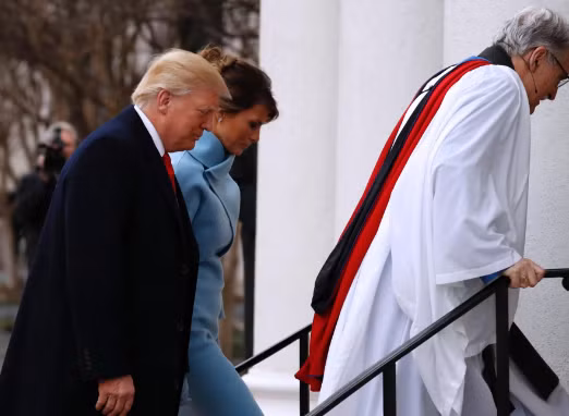 Hình ảnh vợ chồng ông Donald Trump tiến vào nhà thờ cùng Đức cha Luis Leon. Ảnh: Washington Post.