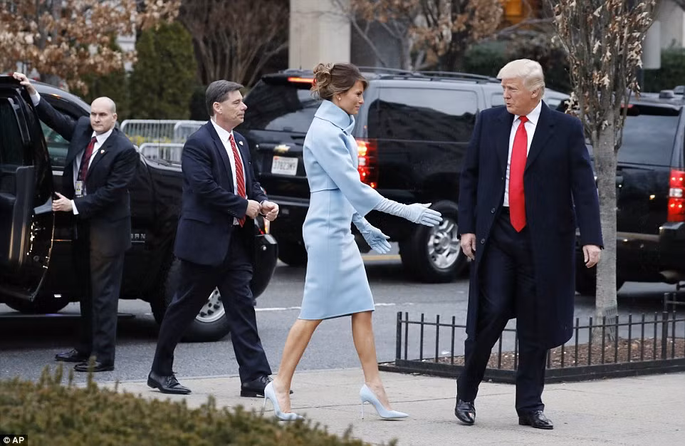 Bà Melania mặc một chiếc váy màu xanh da trời trong khi ông Donald Trump mặc vest, thắt cà vạt đỏ. Ảnh: Daily Mail.