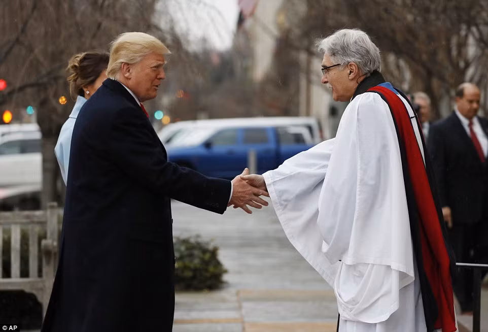 Đức cha Luis Leon đón ông Donald Trump và bà Melania vào nhà thờ. Ảnh: Daily Mail.