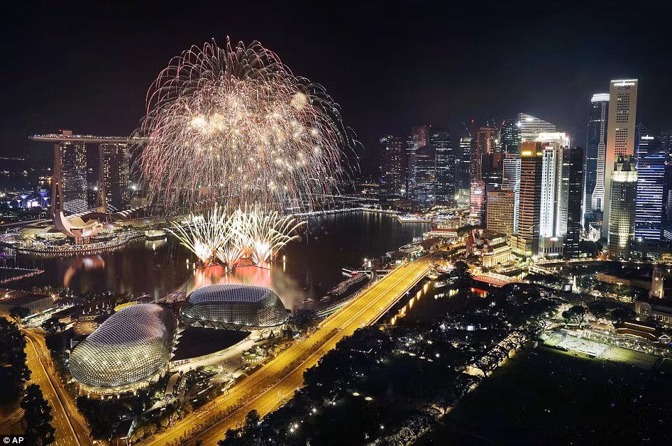 Bữa tiệc pháo hoa đặc sắc trong đêm Giao thừa ở Singapore.