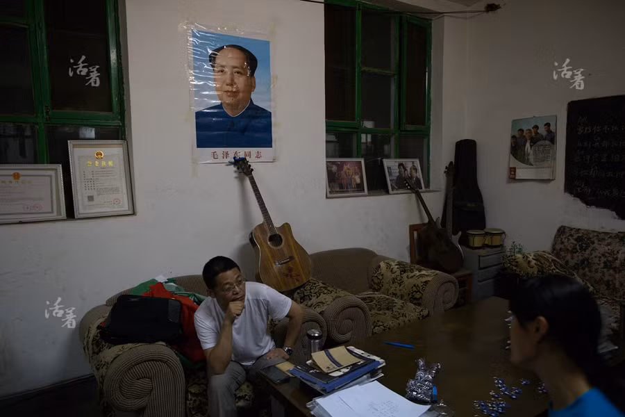 Một giảng viên tình nguyện giảng dạy tại trường Đại học Lao Động đang trao đổi với đồng nghiệp.