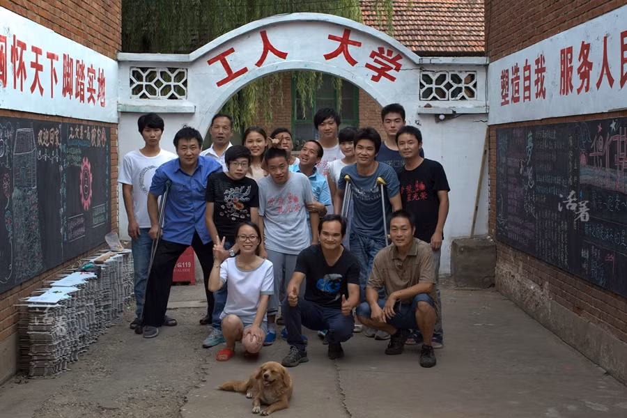 Bức ảnh kỷ niệm ngày tốt nghiệp của một số sinh viên hôm 14/8/2015. Sau khi tốt nghiệp, một số người sẽ trở về quê và số khác tiếp tục "bám trụ" ở những thành phố lớn. (Nguồn ảnh: China Daily)