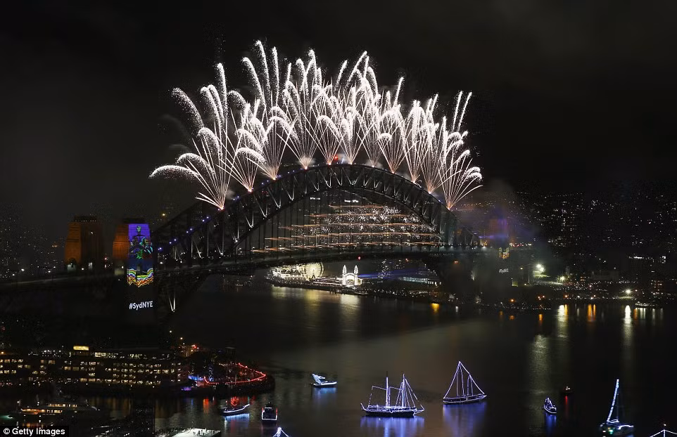 Pháo hoa thắp sáng bầu trời đêm ở Sydney. Chi phí thực hiện màn bắn pháo hoa này lên tới hơn 1 triệu USD.