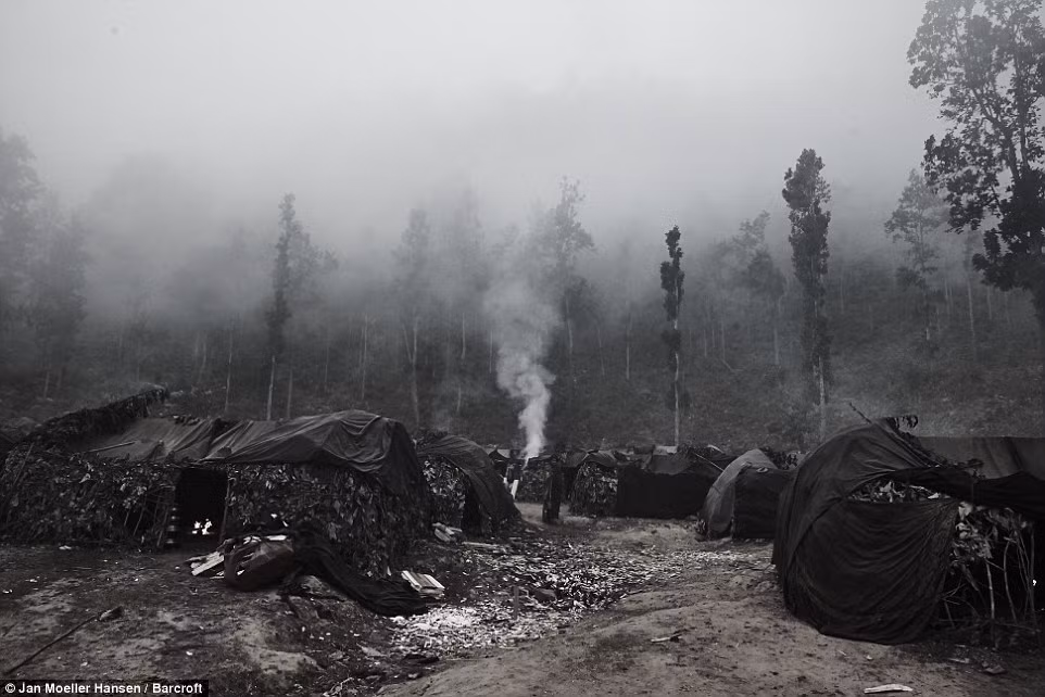 Khói bốc lên từ một khu trại của tộc người Raute ở Nepal.