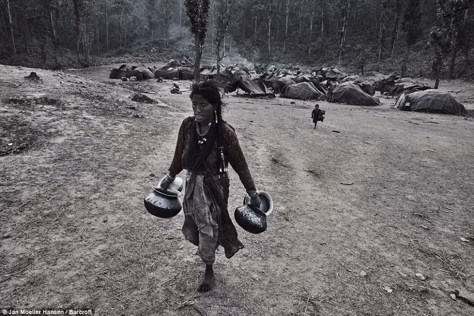 Người dân trong bộ tộc Raute không có nơi ở cố định. Họ thường di chuyển từ khu trại này sang khu trại khác trong những khu rừng rậm ở Nepal mỗi khi có thành viên nào trong bộ lạc qua đời.