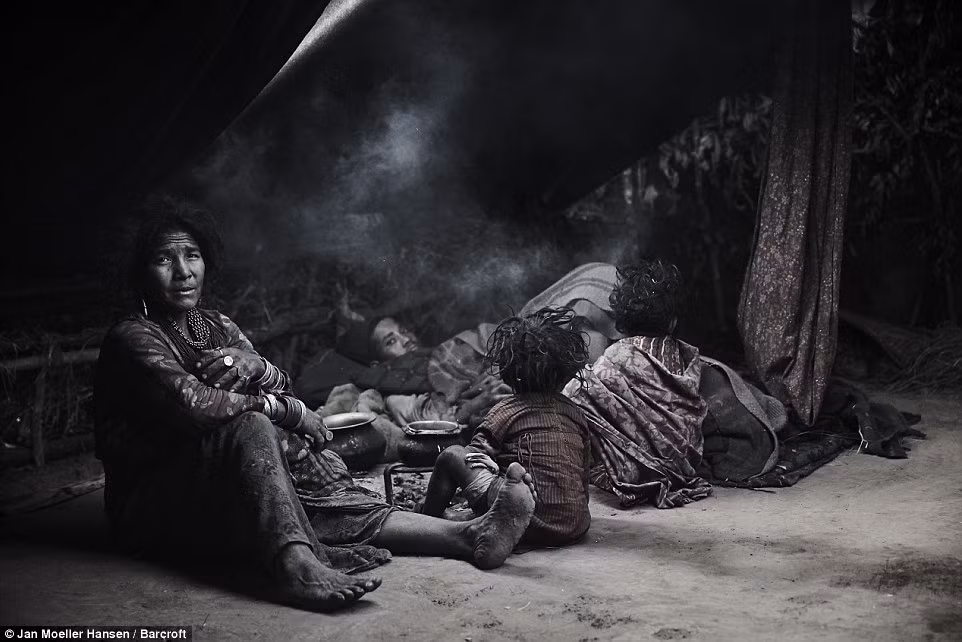 Bộ tộc du mục Raute sinh sống trong những khu rừng rậm ở Nepal và vẫn duy trì lối sống săn bắn hái lượm.