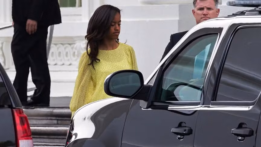 Các nhân viên mật vụ Mỹ đã dạy con gái lớn của Tổng thống Obama, Malia, cách lái xe.