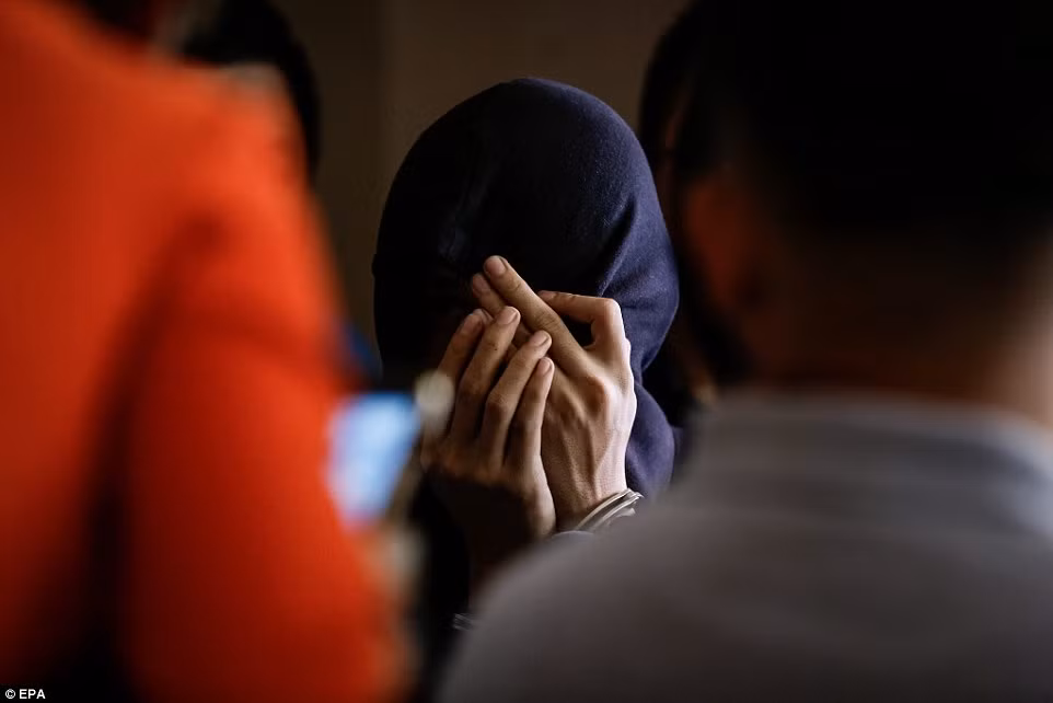 Nasir Uddin Bin Mohd Hasnan đến từ Malaysia che mặt sau khi bị bắt giữ với cáo buộc buôn lậu cocaine.