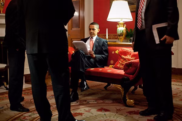 Ông Obama trong Phòng Đỏ cùng Thư ký báo chí Robert Gibbs, Cố vấn cấp cao David Axelrod và Chánh văn phòng Nhà Trắng Rahm Emanuel trước khi tham dự cuộc họp báo ở Phòng Đông.