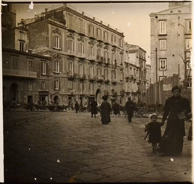 Cảnh tượng khá đông đúc trên con phố ở Naples.