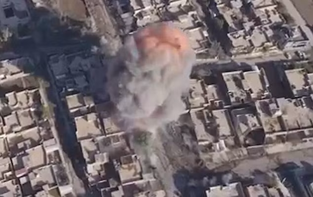 Trong khi đó, lực lượng Iraq và liên quân Mỹ đang nỗ lực quét sạch nhóm khủng bố khỏi thành phố.