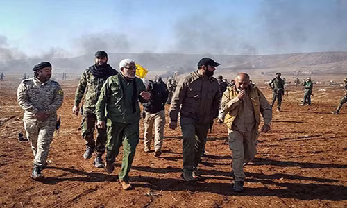 Khói đen bốc lên trong lúc lực lượng Hezbollah al-Nujaba tuần tra một khu vực trong thành phố Syria được giải phóng hồi tháng 12/2016. (Nguồn ảnh: Fars News Agency)