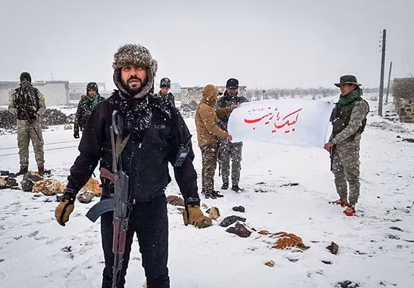Các chiến binh lực lượng Hezbollah al-Nujaba được huy động để tuần tra thành phố Aleppo nhằm đảm bảo an ninh tại nhiều khu dân cư sau khi quân đội Syria giành lại quyền kiểm soát hoàn toàn thành phố này cách đây nhiều tuần.