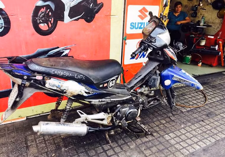 Chiếc xe máy, người bạn không thể thiếu trong suốt những cuộc hành trình và sắp tới đây sẽ theo Khoa đi khắp thế gian cũng đã được sữa chữa, thay thế những phụ tùng "xịn" nhất.