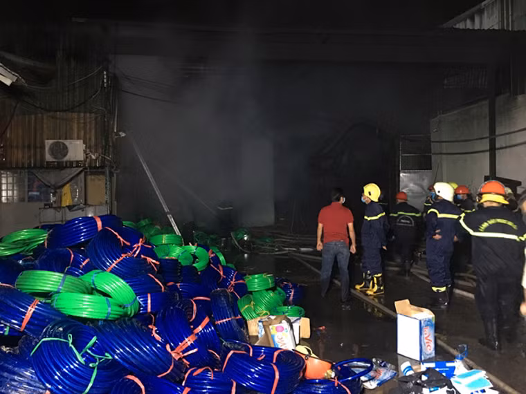 Đến rạng sáng nay (18/12), đám cháy cơ bản đã được khống chế, tuy nhiên lực lượng chữa cháy TP.HCM vẫn đang tích cực phun nước để dập tắt hoàn toàn hỏa hoạn.