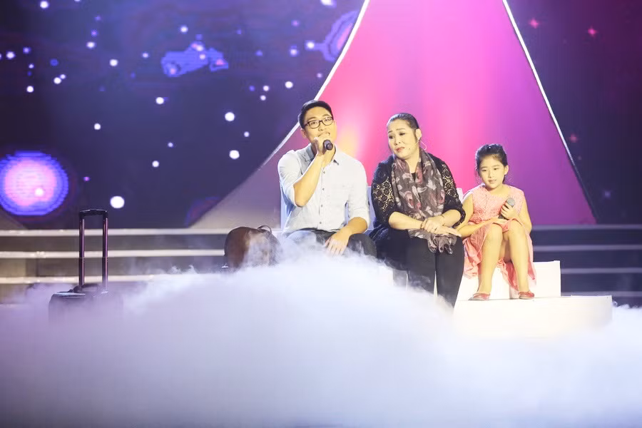 "Mẹ ơi, đừng khóc" là câu chuyện xúc động về tình cảm của người mẹ có con trai đi học xa nhà. Trong thời gian này, đôi mắt người mẹ đã bị mù nhưng vì không muốn con trai lo lắng nên bà đã giấu