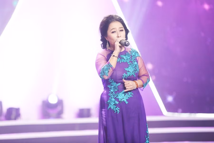 Mẹ con Hồng Ngọc và Tuấn Dũng mang đến hai ca khúc "Tình mẹ" và "Mẹ yêu con". Mẹ Hồng Ngọc cũng trổ tài múa để hỗ trợ cho phần hát của con trai.