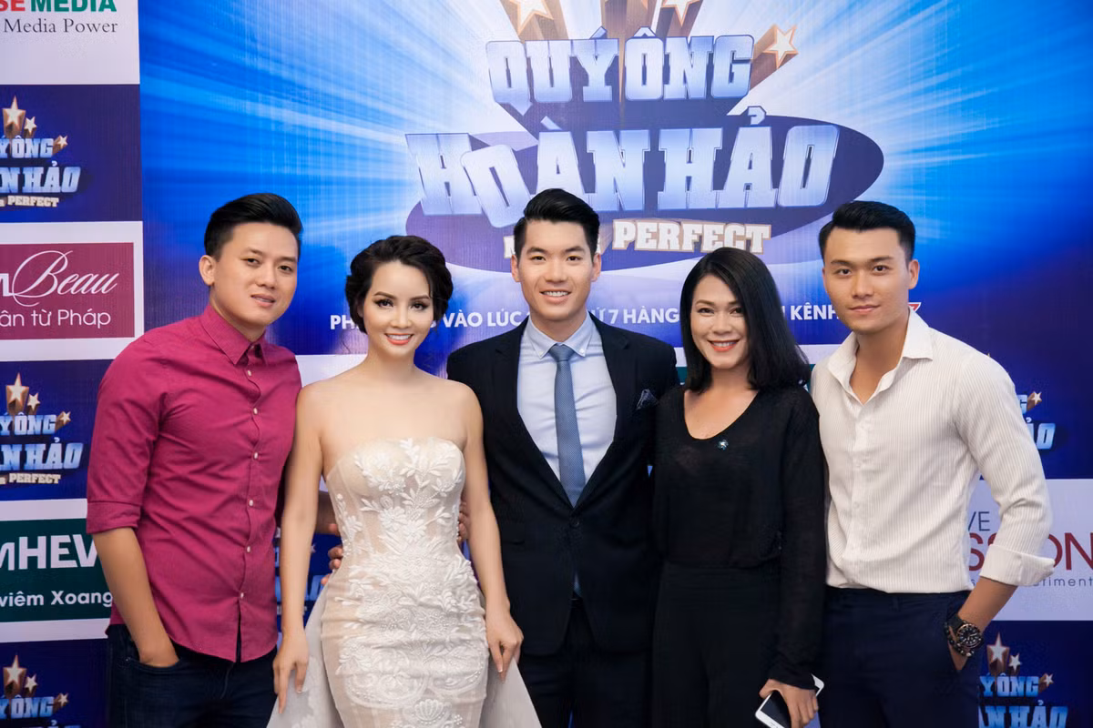 Đặc biệt các buồng kính “xối nước” được trang bị ngay trên sân khấu. Nếu ai bị xối nước lạnh vào người, nghĩa là họ phải dừng cuộc chơi. Đã từng gây cơn sốt trên thế giới, "Mister Perfect - Quý ông hoàn hảo" phiên bản Việt có tổng giải thưởng lên đến hơn 1 tỷ đồng dành cho người chiến thắng.
