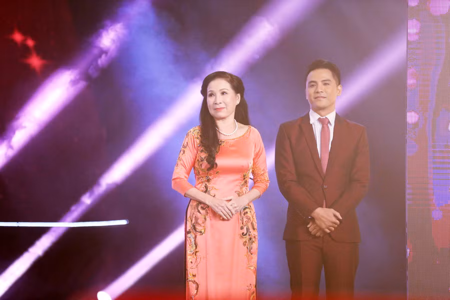NSƯT Kim Xuân và con trai là nam ca sĩ Huy Luân chọn ca khúc "Mưa Hồng" của nhạc sĩ Trịnh Công Sơn mà cả hai đều yêu thích để ra mắt khán giả. Từng là Á quân của chương trình “Ai là người chiến thắng” nên Huy Luân sở hữu giọng hát bài bản và có thể nói là tốt nhất trong 6 người con tham gia chương trình.