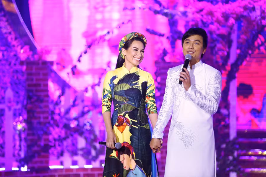 Với lời đề nghị dễ thương ngoài kịch bản của MC Trác Thúy Miêu và Quý Bình, cặp song ca Phi Nhung - Mạnh Quỳnh lần đầu tái hợp trên sân khấu.