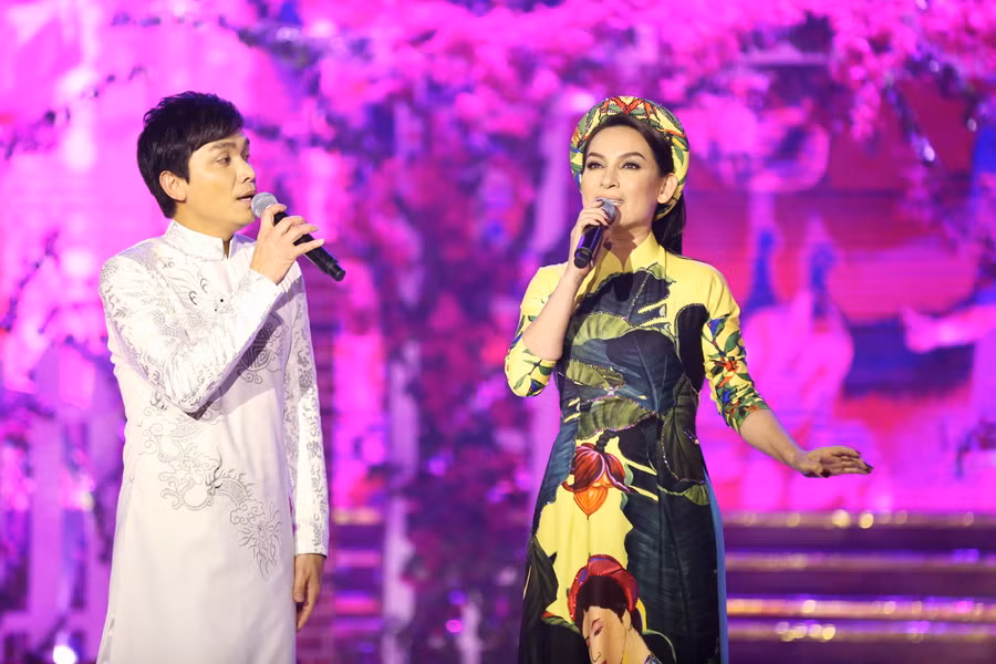 Phi Nhung bật mí cô và Mạnh Quỳnh đang giận nhau, cả năm nay hai người không hát chung. Giám khảo Mạnh Quỳnh đã năn nỉ “người tình trong ca nhạc”: “Hát đại đi em ơi! Thương nhau 9 bỏ làm 10, em ơi!”.