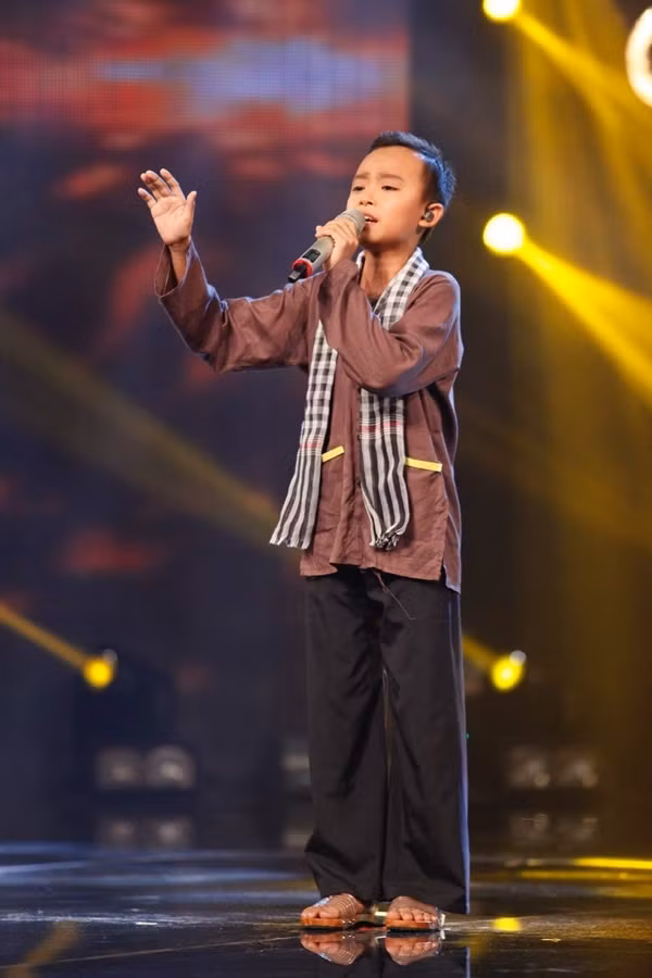Sau cuộc thi, cuộc đời của Hồ Văn Cường đã bước sang trang mới khi được ca sĩ Phi Nhung nhận làm con nuôi, chăm lo các chi phí học tập. “Cậu bé hát đám cưới” đã chuyển lên TP. Hồ Chí Minh ở cùng mẹ nuôi Phi Nhung, tập trung vào học văn hóa ở trường. Dù ít khi đi hát nhưng mỗi lần xuất hiện, sao nhí mới nổi này vẫn được đông đảo khán giả mến mộ và ủng hộ.